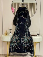 فستان أسود مطرّز بألوان ملكية فاخرة