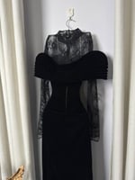فستان سهره أسود دانتيل ومخمل بتصميم راقٍ فاخر