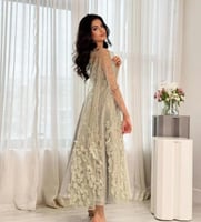 فستان سهرة سيلفر ساتان مع شال مطرز