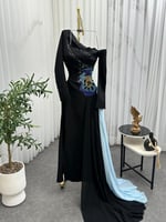 فستان سهرة أسود فاخر بذيل سماوي وزخرفة كريستالية