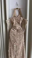 فستان سهرة بيج مطرز بفخامة راقية
