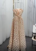 فستان سهرة بيج مطرز بدون أكمام بتفاصيل ملكية