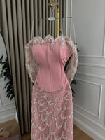 فستان سهرة وردي مطرز بترتر فضي