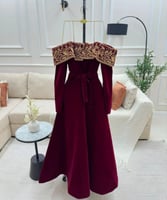 فستان مخملي عنّابي مطرّز بتصميم ملكي راقٍ