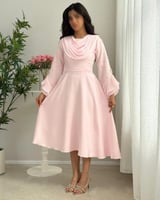 فستان وردي ناعم بقصة أنثوية راقية