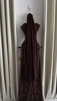 فستان شوكولاتة مطرّز بترتر فاخر وقصّة ضيقة
