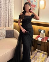 فستان أسود فاخر بتطريز أنيق وشيفون منسدل