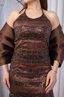 فستان سهرة بني مطرّز مع شال فاخر لإطلالة أنيقة | ف...