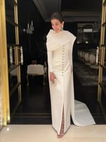 فستان أبيض ملكي بقصة ناعمة وتفاصيل راقية