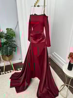 فستان سهرة خمري بأكمام طويلة وقصة أوف شولدر مع ذيل...