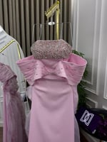 فستان سهرة وردي أنثوي بتطريز لامع