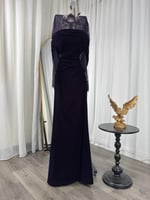 فستان مخملي بنفسجي بتصميم دانتيل ملكي