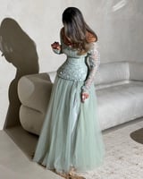 فستان سهرة أخضر فاتح راقي بأكمام دانتيل