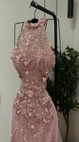 فستان سهرة وردي مطرز خرز هالتر مع ذيل