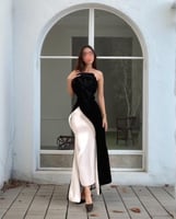 فستان سهرة ثنائي اللون بقصّة عصرية أنيقة