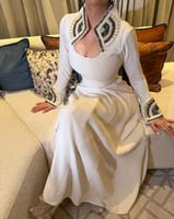 جلابية بيضاء فاخرة بتطريز تراثي أنيق