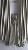 فستان سهرة أخضر نعناعي أنيق بذيل انسيابي وتفاصيل ر...