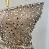 فستان سهرة ذهبي بكتف واحد مرصع بالكريستال