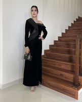 فستان أسود مخملي بتصميم ملكي وبليسية فاخرة