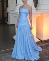 فستان سهرة أزرق سماوي أنيق بتصميم ملكي