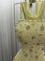 فستان سهرة أصفر مطرز بكريستالات وقصة ضيقة أنيقة