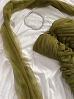 فستان سهرة زيتي بكتف مكشوف وتفاصيل كشكش فاخرة | فس...