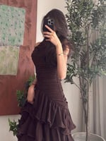 فستان بني راقي بطبقات كشكش أنثوية