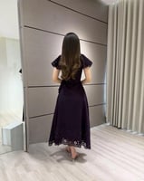 فستان "فيوليت" ميدي بأطراف ليزر كات وحزام خصر