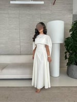 فستان "أورورا" أبيض طويل بكاب علوي وقصة ملكية