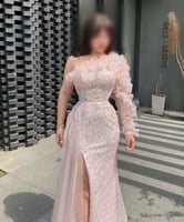 فستان سهرة وردي فاتح بكتف واحد وشق أمامي