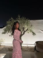 فستان سهرة وردي مطرز مع تصميم أوف شولدر فاخر