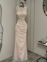 فستان سهرة وردي فاتح بتطريز ناعم راقٍ