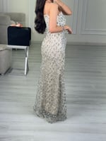 فستان سهرة فضي مطرز بالكرستال – إطلالة فاخرة تخطف...