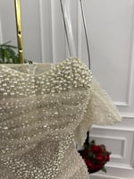 فستان سهرة ذهبي مرصع باللؤلؤ بتصميم أوف شولدر ملكي