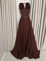 فستان بني دانتيل بتصميم راقٍ وانسيابية ناعمة