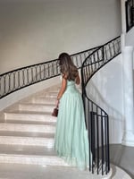 فستان سهرة أخضر فاتح راقي لإطلالة ملكية