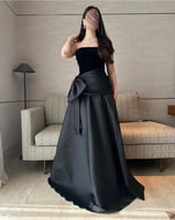 فستان أسود ملكي بفيونكة جانبية فاخرة