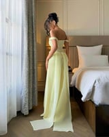 فستان سهرة أصفر فاتح بأكتاف منسدلة وتصميم ناعمة