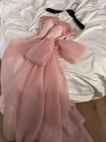 فستان سهرة وردي ناعم مع تفاصيل لامعة لإطلالة راقية