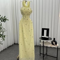 فستان سهرة أصفر مطرز بكريستالات وقصة ضيقة أنيقة