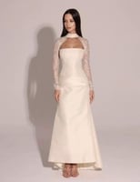 فستان أوف وايت راقٍ بدانتيل ملكي ناعم