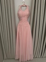 فستان سهرة وردي هادئ بتصميم ناعم ومنسدل