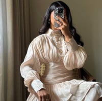 فستان بيج فاخر بأكمام منفوخة وقصة أنثوية