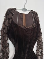 فستان سهرة بني شوكولاتة مخمل بكورسيه وكم دانتيل