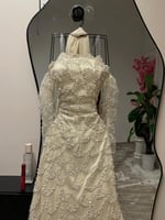 فستان أوف وايت مطرز باللؤلؤ بتصميم ملكي فخم