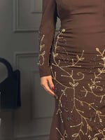 فستان سهرة بني مطرز بتصميم أنيق