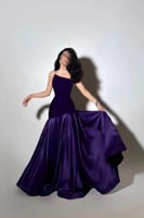 فستان سهرة بنفسجي ملكي بتصميم راقٍ