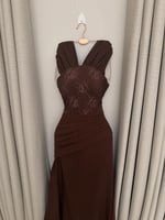 فستان بني دانتيل بتصميم راقٍ وانسيابية ناعمة