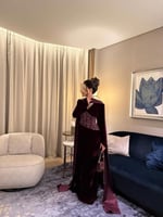 فستان عنابي مخملي بكاب ملكي وتطريز فاخر