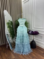 فستان سهرة أزرق فاتح بطبقات فاخرة لإطلالة أميرية